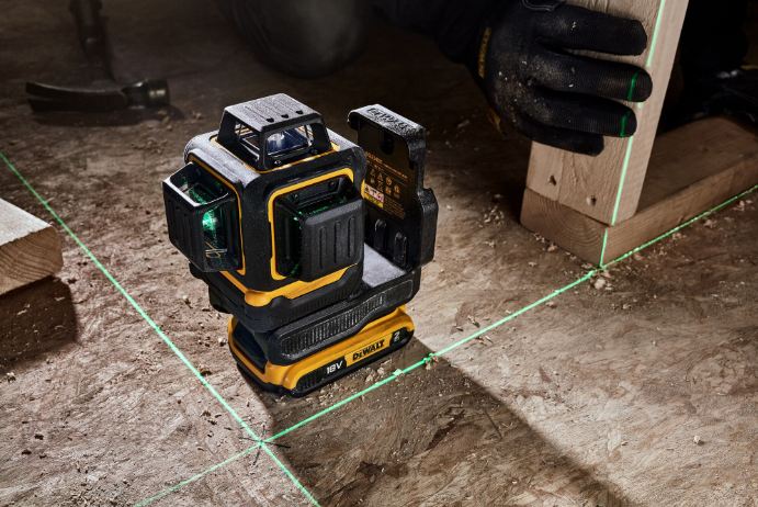 Detalj zelenog laserskog snopa DEWALT DCLE34031N